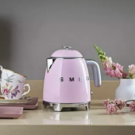 Smeg выпустила компактную версию чайника для небольших кухонь